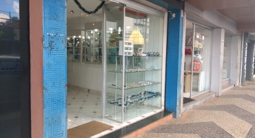 Bandido armado assalta relojoaria no centro de Patos de Minas