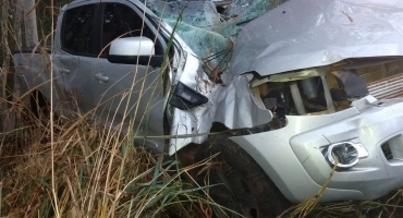 Motorista perde controle direcional e carro colide contra  eucaliptos na MGC-354