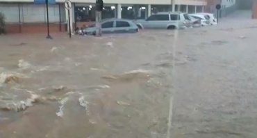 Temporal deixa rastro de destruição na tarde desta terça (3) em Patos de Minas