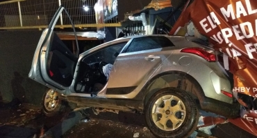 Motorista perde controle direcional e veículo fica cravado em muro de choperia Motorista perde controle direcional e veículo fica cravado em muro de choperia