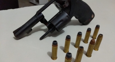 Após briga e disparos de arma, rapaz é detido com revólver em Patos de Minas Após briga e disparos de arma, rapaz é detido com revólver em Patos de Minas