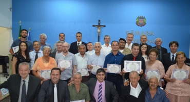 Vereadores de Lagoa Formosa realizam entrega de Moção de Aplausos e Título de Cidadão Honorário