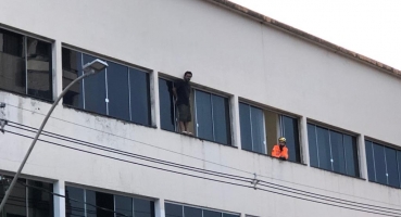 Homem que ameaçava pular de prédio em Patos de Minas desiste após intensa negociação