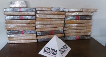 Bandidos de Patos de Minas furam bloqueio policial provocam acidente e são presos com 30 quilos de maconha