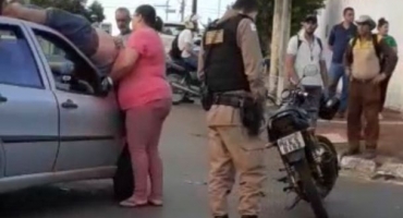 Vítima é arremessada em capô de carro durante acidente na cidade de Patos de Minas Vítima é arremessada em capô de carro durante acidente na cidade de Patos de Minas