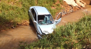 Mulheres e criança de quatro anos ficam feridas após carro cair no Córrego do Monjolo