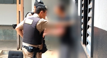 Adolescente problemático bate na mãe, na avó e acaba detido com droga no ânus Adolescente problemático bate na mãe, na avó e acaba detido com droga no ânus