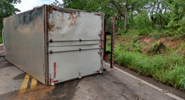 Motorista perde controle direcional e tomba caminhão na MG-410 no município de Presidente Olegário