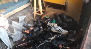 Casa de zelador do campo de futebol do Vila Rosa é destruída por incêndio