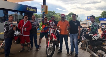 Gesto de amor: crianças de Lagoa Formosa recebem presentes de Natal do Grupo Extreme Motors