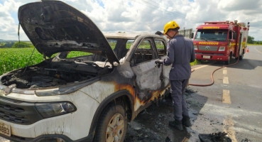 Picape Fiat TORO pega fogo na BR-354  próximo à Patos de Minas e fica destruída 