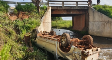 Homem coloca direção de HILUX do pai em mãos desconhecidas e fato acaba em acidente