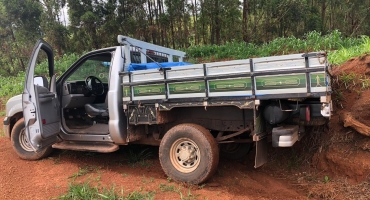 Motorista é assaltado em estrada vicinal de Carmo do Paranaíba e ladrões fogem levando carro e dinheiro