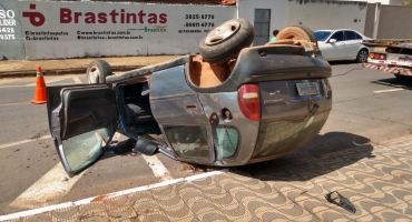 Após motorista de caminhão provocar acidente carro com criança de 1 ano sofre capotamento 