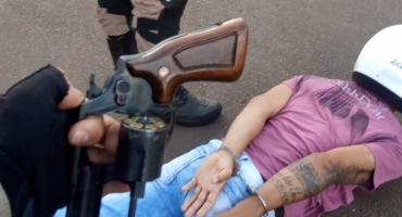 Homem é preso e armas são apreendidas no Bairro Andorinhas em Presidente Olegário