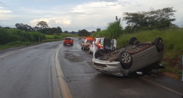 Veículo com criança de 3 anos capota na curva do Belvedere no município de Rio Paranaíba 