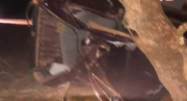 Motorista bate carro em árvore na estrada da Serrinha, e diz que “bebeu todas”