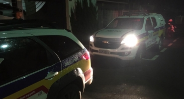 Assaltantes armados invadem casa de empresário em Patos de Minas e levam jóias e dinheiro