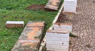 Vandalismo: indivíduos destroem bancos de Praça em Carmo do Paranaíba