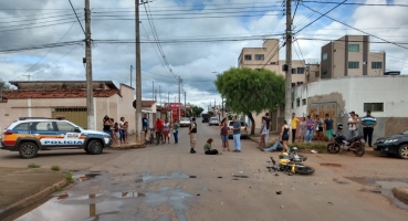 Caminhão avança parada obrigatória e fere motociclista e passageira