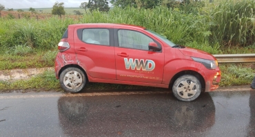 Debaixo de chuva motorista perde controle direcional e bate veículo em mureta de proteção na BR-354