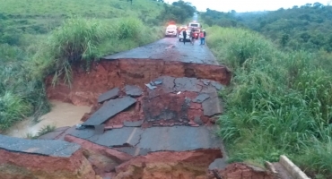 Trecho da rodovia que liga Guimarânia a Cruzeiro da Fortaleza desaba e causa acidente