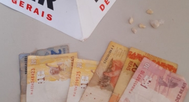 Policia Militar de Carmo do Paranaíba encaminha dois suspeitos de tráfico de drogas para a delegacia 