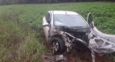 Batida arranca motor de carro e deixa duas pessoas feridas na MGC-354 em Presidente Olegário