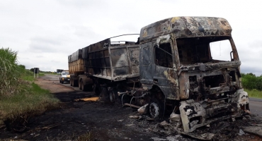 Após problemas na caixa de fusíveis, caminhão se incendeia na MG-187