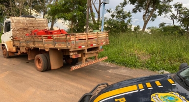 Indivíduos de Carmo do Paranaíba são presos transportando máquina furtada na BR-365