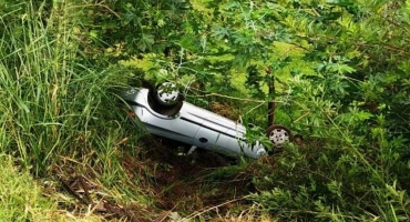 Carro sai da pista e cai de despenhadeiro de 15 metros na Avenida Fátima Porto em Patos de Minas
