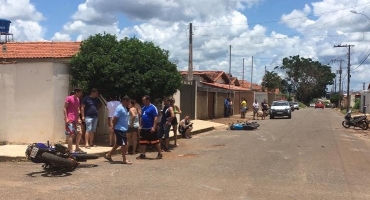 Acidente entre duas motos deixa um condutor gravemente ferido na cidade de Patos de Minas