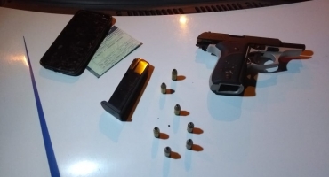 Polícia Militar de Carmo do Paranaíba apreende pistola 380 após motorista embriagado fugir de abordagem