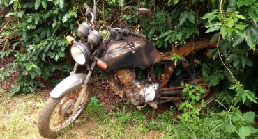 Motocicleta é achada incendiada dentro de cafezal na cidade de Carmo do Paranaíba 