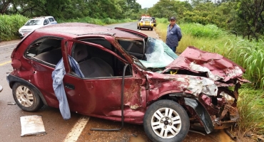 Adolescente de 16 anos de idade bate automóvel em carreta e fica gravemente ferido