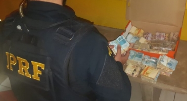 PRF apreende mais de 100 mil em caminhonete na BR-365