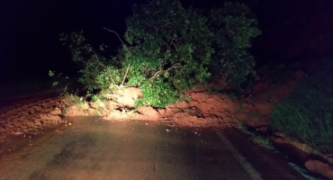 Deslizamento de terra interdita rodovia MG-235 no município de São Gotardo