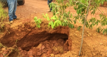 Deslizamento de terra na BR-352 entre Arapuá e Tiros coloca em perigo motoristas e passageiros