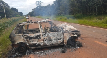 Colisão na LMG-764 tem ameaças com arma de fogo e carro com incêndio criminoso