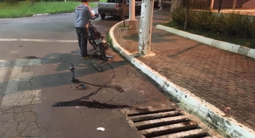 Motoqueiro foge de abordagem policial e fica gravemente ferido ao colidir contra poste