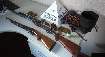 Polícia Militar de Carmo do Paranaíba cumpre mandado e apreende armas e munições com idoso de 65 anos