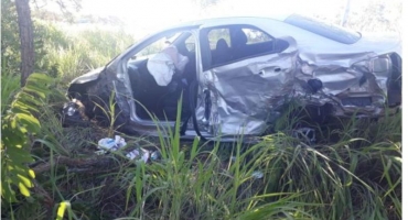 Após se envolver em acidente com carreta automóvel tomba na MGC-354 