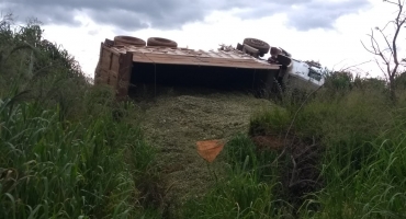 Caminhão caçamba carregado com silagem tomba na BR-354 próximo a Carmo do Paranaíba