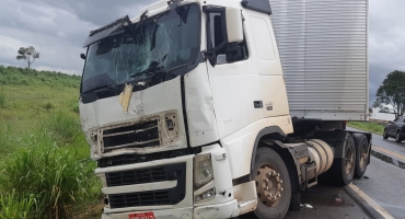 PRF registra acidente envolvendo quatro veículos na BR-365 em Patos de Minas