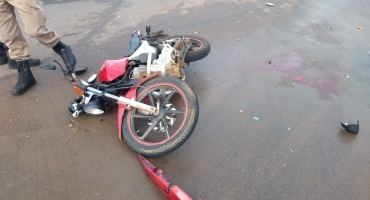Motoqueiro sofre fratura exposta em acidente na cidade de Carmo do Paranaíba