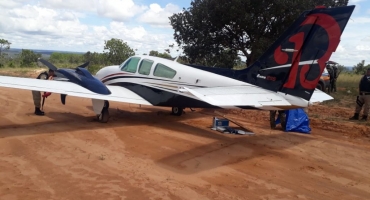 PM apreende dois aviões em João Pinheiro que supostamente seriam utilizados no tráfico internacional de drogas PM apreende dois aviões em João Pinheiro que supostamente seriam utilizados no tráfico internacional de drogas