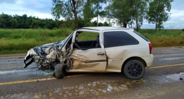 Colisão entre carro e caminhão na BR-354 deixa motorista de automóvel ferido