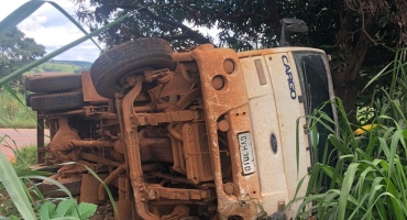 Motorista inabilitado tomba caminhão na MGC-354 em Patos de Minas