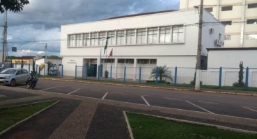 Homem enfurecido quebra vidro no Fórum de Carmo do Paranaíba e acaba preso