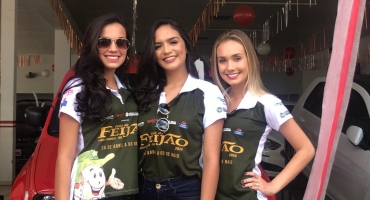 Candidatas a Rainha da Festa do Feijão participam de blitz da FM Liberdade em Patos de Minas 